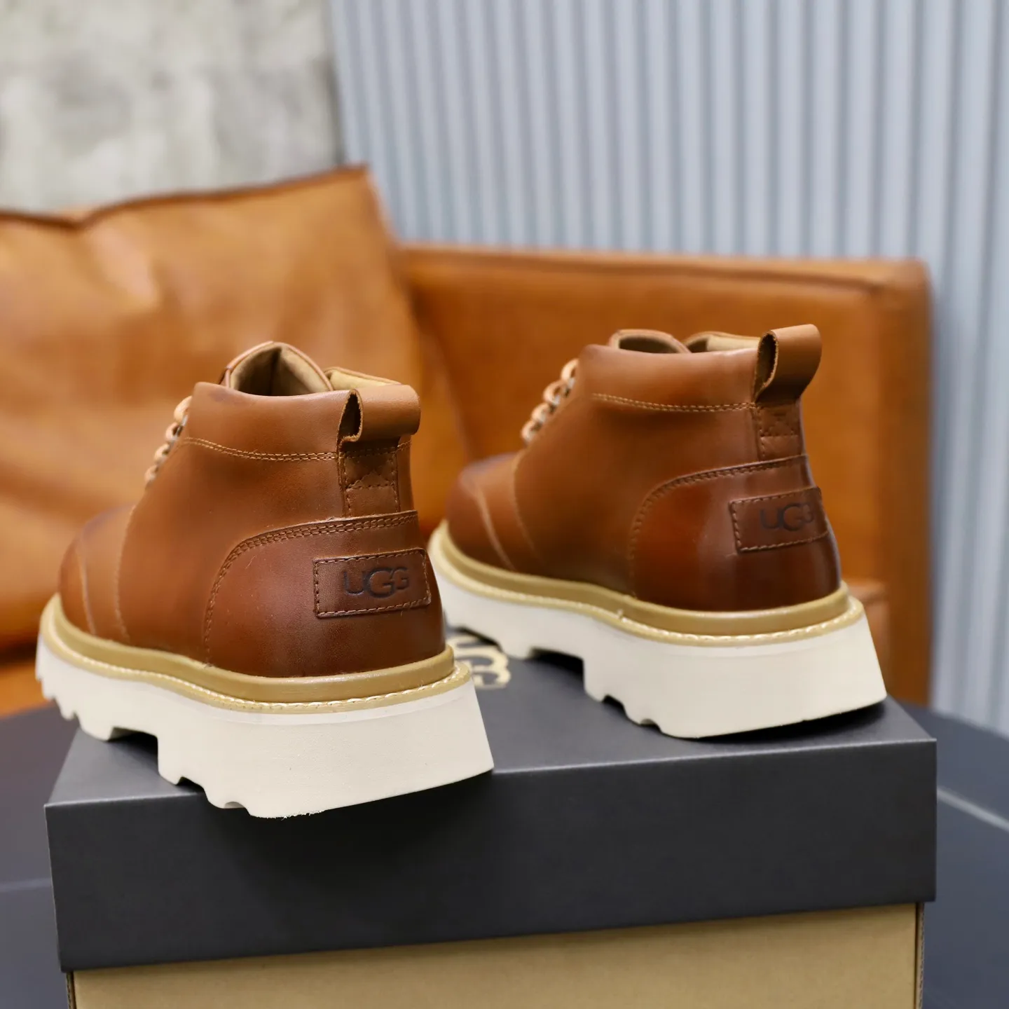 Ex-factory price: 680💰Thick wool imported from Australia Brand: UGG genuine purchase Size: 39-44 Grade: Official website 1:1 Material: First layer of genuine leather waterproof and antifreeze upper Real wool lining Original non-slip soft wear-resistant outsole Style category: Men's casual shoes Trendy style Comfortable on the feet Color: Official website color synchronization